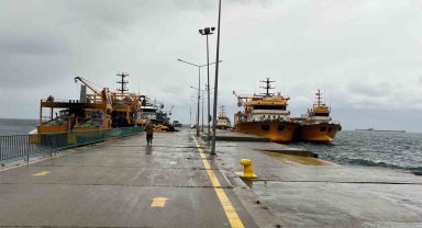 O ilde balıkçı gemileri limana sığındı