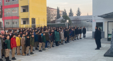 Öğrenciler şehitler için saygı duruşundaydı