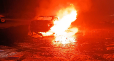 Otomobil alev topuna döndü   