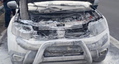 Otomobil seyir halindeyken alev aldı!