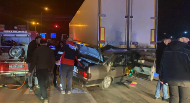 Otomobil tıra ok gibi saplandı!