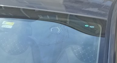 Otomobilin ön camına yorgun mermi isabet etti