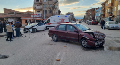 Otomobiller kafa kafaya çarpıştı: 3 yaralı