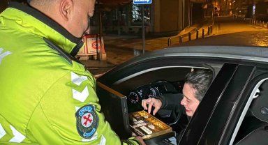 Polis bu sefer çikolata dağıttı