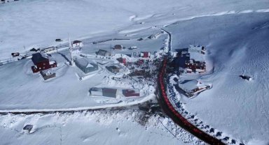 Sarıkamış Şehitleri için Sis Dağı'nda 175 metre uzunluğundaki Türk bayrağı ile yürüdüler