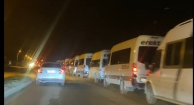 Servisçilerden yol kapatma eylemi