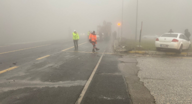 Sis nedeniyle 3 araç birbirine çarptı: 1 yaralı   