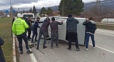Takla atan otomobili elleriyle çevirdiler
