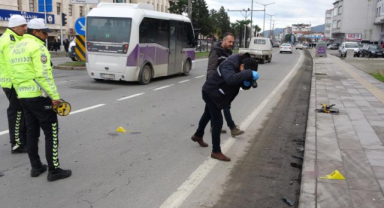 Ticari taksinin çarptığı 2 kadın ağır yaralandı