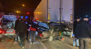 Tokat'ta Tofaş otomobil tıra ok gibi saplandı: Araçta sıkışan sürücüyü itfaiye kurtardı