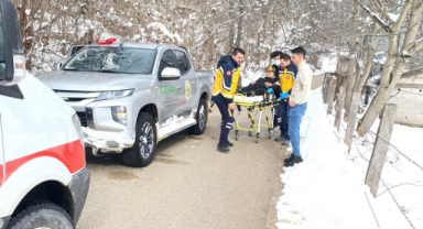 Traktör altında kalan kişiyi ormancılar kurtardı