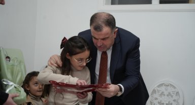 Vali amcasından evde öğrenim gören minik Nursima'ya karne sürprizi
