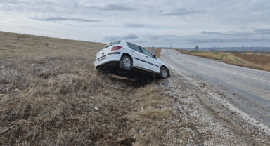 Virajı alamayan araç takla attı: 3 yaralı