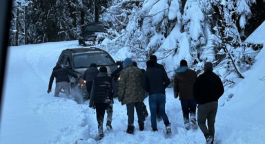 Yaylada mahsur kalan 8 kişiyi off-road ekipleri kurtardı