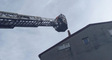 Yıkılmak üzere olan baca korkuya neden oldu