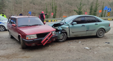 Zincirleme kazada 3 araç birbirine girdi!