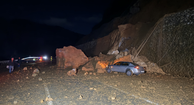 Zonguldak-Ankara kara yolundaki heyelan ulaşımı aksattı