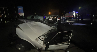 Feci Kazada Otomobil İkiye Bölündü: 1 Ölü, 4 Yaralı
