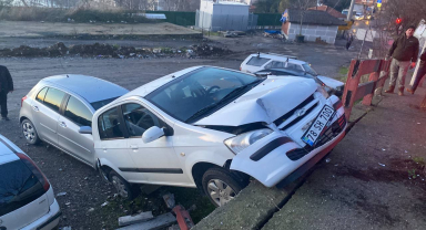 Zonguldak'ta park halindeki aracın üstüne devrilen otomobilin sürücüsü yaralandı