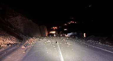 Artvin-Hopa kara yolu heyelan nedeniyle ulaşıma kapandı