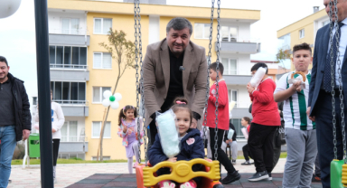 Başkan Şenlikoğlu bir kez daha çocukları sevindirdi