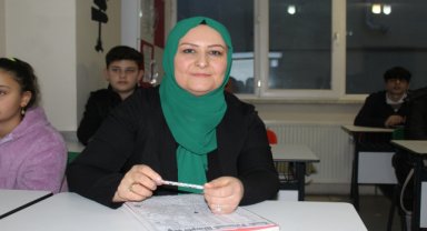 İşitme engelli kadın dudak okuyarak İngilizce öğreniyor