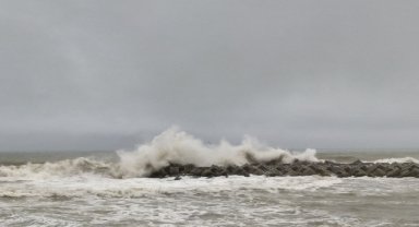 Karadeniz'de dalga boyu 4 metreyi aştı