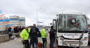 Taraftarları taşıyan midibüs tıra çarptı: 6 yaralı