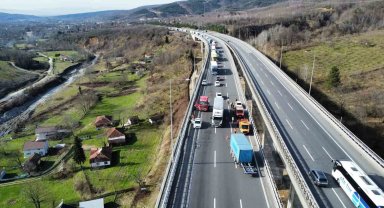 Tırın dorsesi koptu, trafik felç oldu....