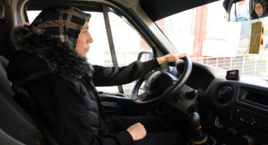 4 çocuk annesi direksiyon sallıyor...