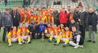 Derelispor, şampiyonluk kupasını kaldırdı