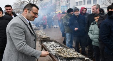 Geleneksel Hamsi Festivali'nde 3,5 ton hamsi dağıtıldı