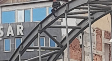 Giresun'da üst geçitte intihar girişimi...