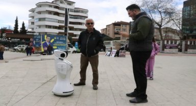 İnsansı robotla seçim anketi yapıldı