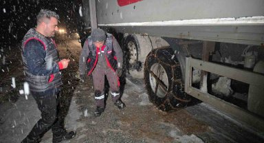 Kar yağışı etkili oldu, sürücüler zor anlar yaşadı