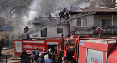 Korkutan yangın: Mahalleli sokağa döküldü!
