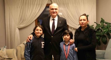 Okuma şampiyonuna dünya klasikleri hediye etti