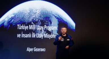 Türkiye'nin ilk astronotu Alper Gezeravcı, gençlerle buluştu