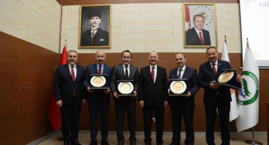 Vali Serdengeçti’den İl Genel Meclis üyelerine üstün hizmet plaketi