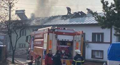 Yaşlı çiftin balkona koyduğu kömür kovası 3 evi yaktı