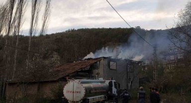 Alevlere teslim olan 2 katlı ev kullanılmaz hale geldi