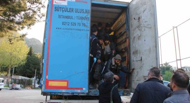 Amasya'da bakır yüklü tırda 64 kaçak göçmen yakalandı