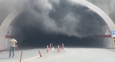 Artvin'de tünel içinde araç yandı