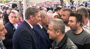 Başkan Candal vatandaşlarla ilçe meydanında bayramlaştı