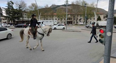 Belediye binası önünde onları gören başkan da vatandaş da hayrete düştü