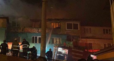 Binanın 3. katında çıkan yangın mahalleliyi sokağa döktü