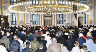 Bolu'da bayram namazında vatandaşlar camilere akın etti