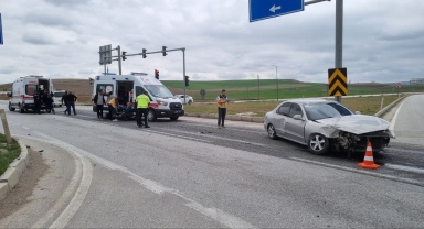 Çorum'da hafif ticari araç ile otomobil çarpıştı, 5 kişi yaralandı