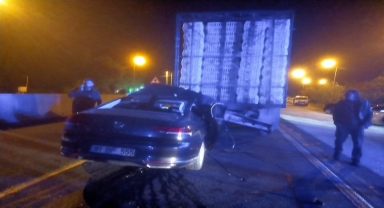 Düzce'de otomobille kamyonun çarpıştığı kaza ulaşımı aksattı