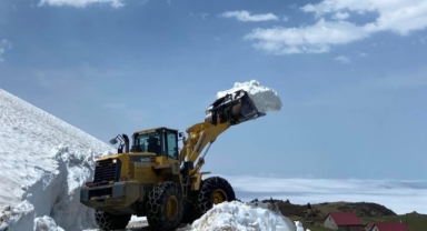 Espiye'de yayla yollarında karla mücadele devam ediyor